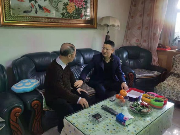 甘肅演藝集團(tuán)演出公司積極開展慰問(wèn)退休老干部活動(dòng)