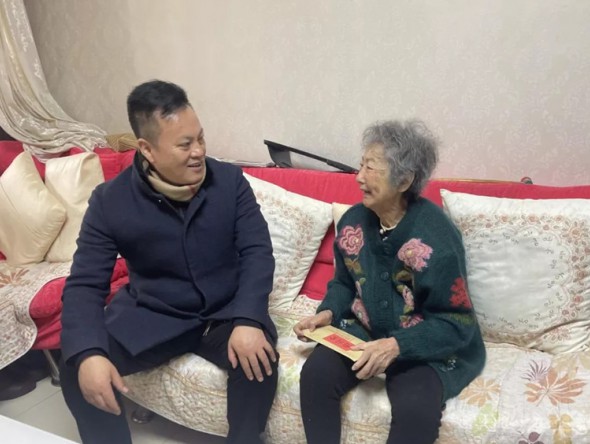 甘肅演藝集團黨委副書記、監(jiān)事會主席、藝術總監(jiān)龍富國一行赴話劇院慰問離退休老藝術家
