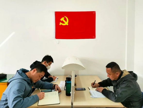 弘揚(yáng)勞模精神，用青春力量點(diǎn)燃?jí)粝耄承蔫T就輝煌未來