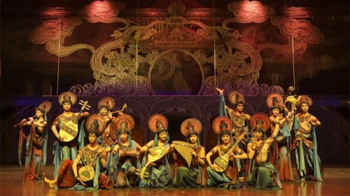 【演出盛況】中國(guó)經(jīng)典舞劇《絲路花雨》首演火爆，紀(jì)念票、文創(chuàng)產(chǎn)品、讀者書籍同步亮相，今晚精彩繼續(xù)！